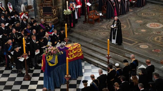 A la ceremonia asistieron altos mandatarios y miembros de otras casa reales, como el rey Felipe VI de España, junto a la reina Letizia. A su lado están el rey emérito Juan Carlos I y la reina Sofía.
