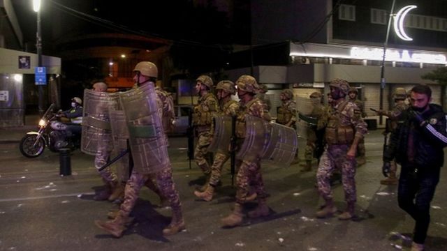 Gece boyu süren protestolarak asker müdahale ediyor