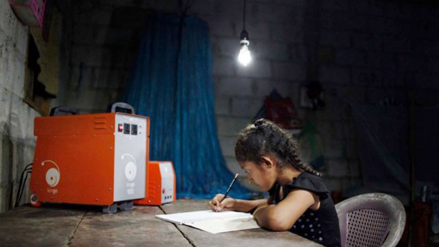 Una niña estudia gracias a una luz alimentada por un equipo de Kingo