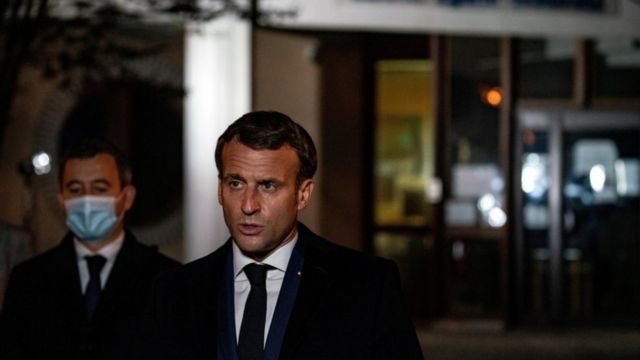 Macron fala na rua à noite