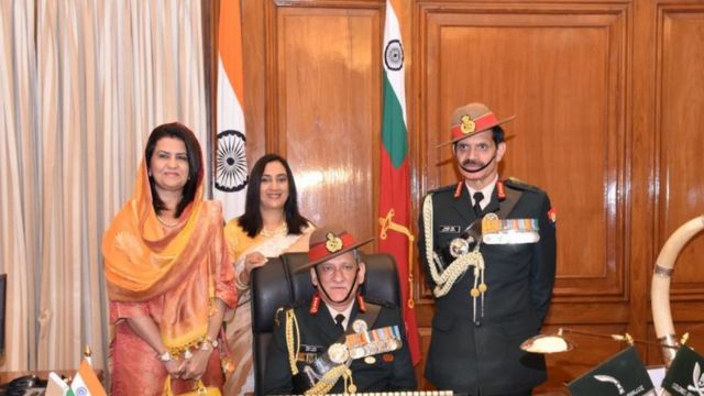 सेना प्रमुख बिपिन रावत (बैठे हुए) को कार्यभार सौंपते पूर्व सेना प्रमुख दलबीर सिंह सोहाग