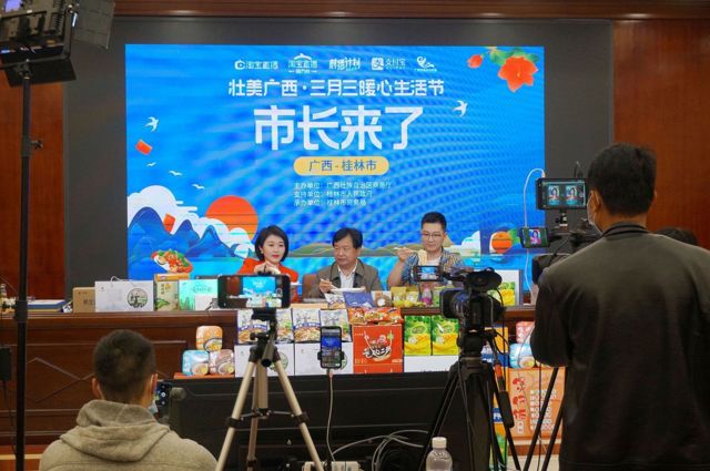 Local officials from many places in China frequently appeared in the live broadcast rooms to "bring goods" for local products.