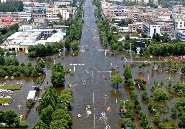 Under the threat of flooding, more than 100,000 residents of Weihui evacuated the urban area.
