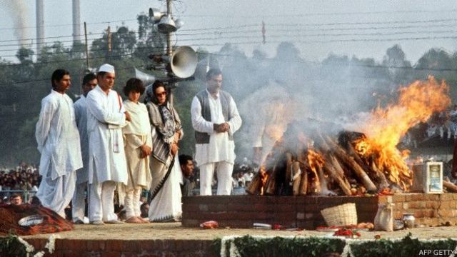 इंदिरा गांधी यांच्या अंत्यसंस्कारावेळी उपस्थित सोनिया गांधी, प्रियांका गांधी