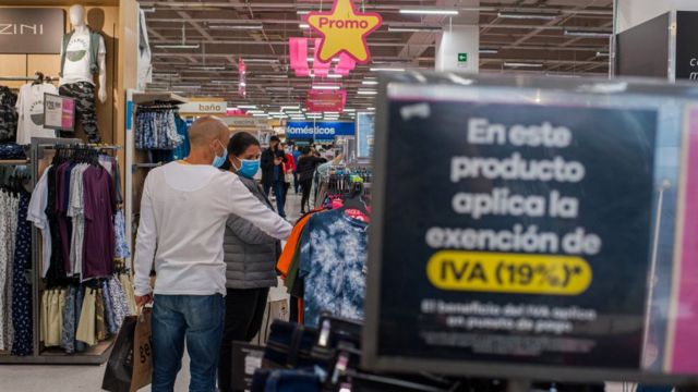 Colombianos en un almacén de cadena