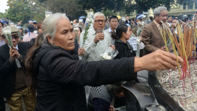 Một phụ nữ cắm hương tưởng niệm 38 năm ngày chiến tranh biên giới Việt -Trung (17/02/1979) trước tượng đài Vua Lý Thái Tổ tại Hà Nội ngày 17/02/2017