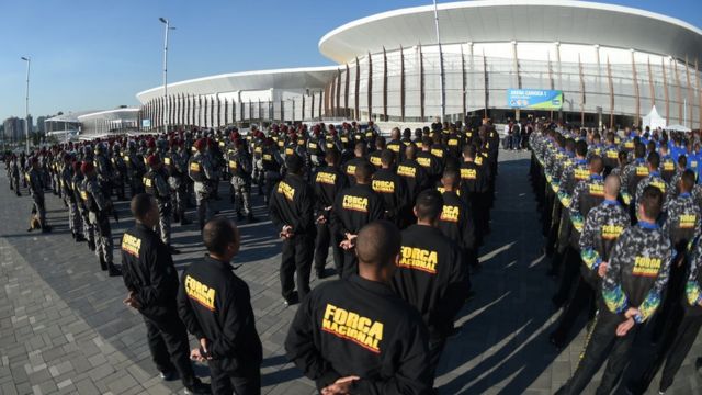 Força Nacional se reúne em frente à Arena Carioca.