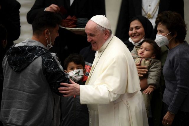 البابا فرنسيس خلال لقائه عائلة لاجئين أفغان في الفاتيكان عام 2021