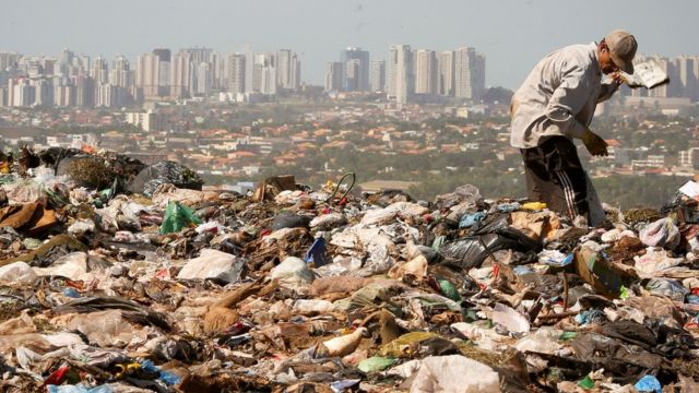 Hombre en vertedero de basura en Brasil.