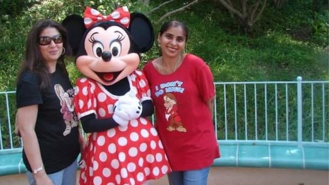 Silvat Zafar con Minnie Mouse en Disney World