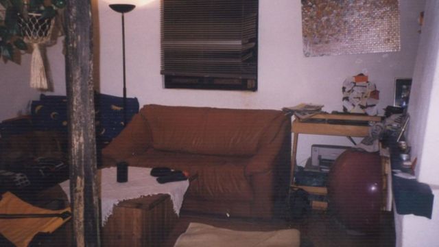 Foto mostra o interior da casa que teria sido usada pelo suspeito