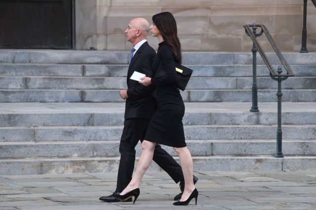 Jeff Bezos iyo xaaskiisii hore MacKenzie Bezos.