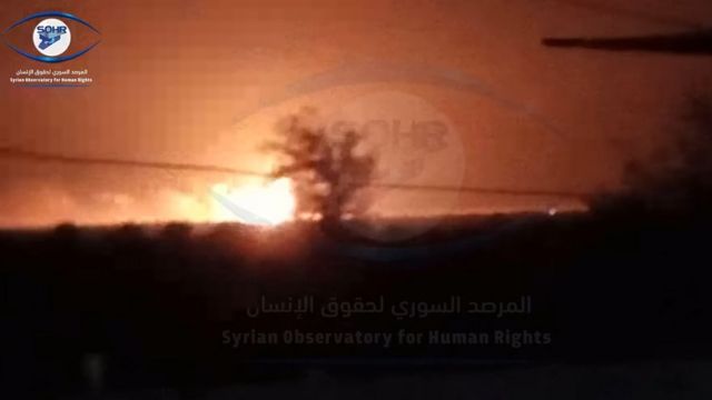 صورة من فيديو يقول المرصد السوري لحقوق الإنسان إن لتفجير ناجم عن عملية أمريكية على مخازن في عياش في سوريا