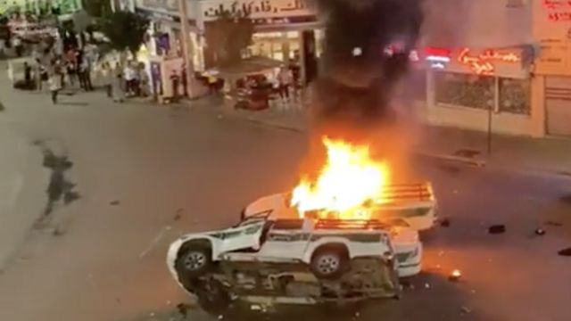 معترضان در نوشهر بعد از عقب راندن ماموران پلیس، سه خودرو آنها را به آتش کشیدند