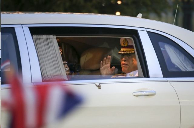 พระบาทสมเด็จพระเจ้าอยู่หัวรัชกาลที่ 10 ประทับรถยนต์พระที่นั่ง