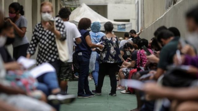 Pessoas aguardando testagem de covid-19 no Rio