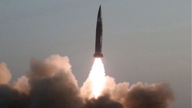 韩国军方说，火箭在平壤西边的顺安发射升空后可能很快发生故障（图为朝鲜的战术导弹试射，2021年）(photo:BBC)