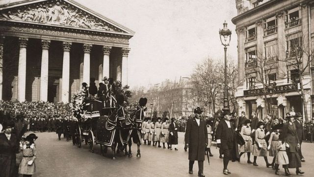 El cortejo fúnebre de Sarah Bernhardt en las calles de París, 1923