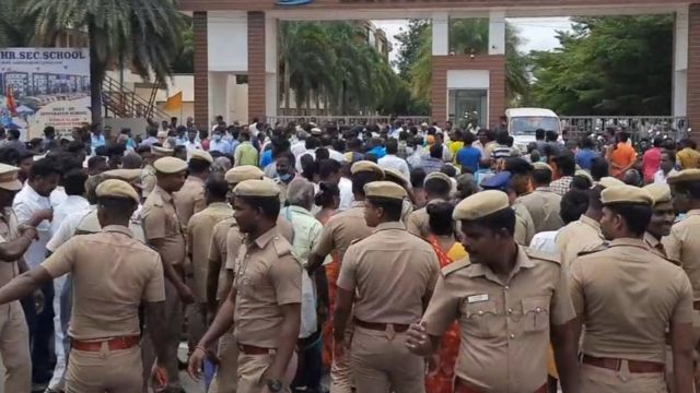 பள்ளியின் முகப்பு