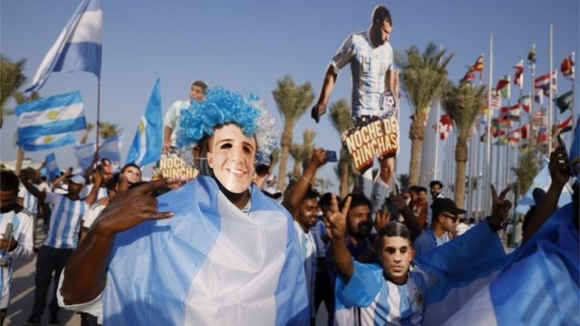 Aficionados apoyando a Argentina en Doha, Qatar