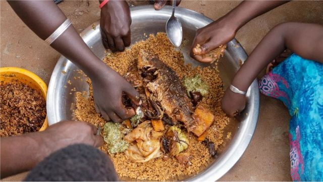 Au Sénégal, les gens partagent généralement la nourriture dans un grand bol ou une grande assiette, et les meilleurs morceaux sont réservés aux invités.