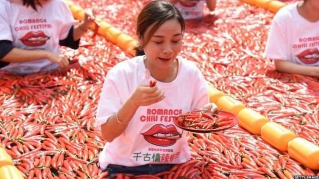 மிளகாய் சாப்பிடும் படம்