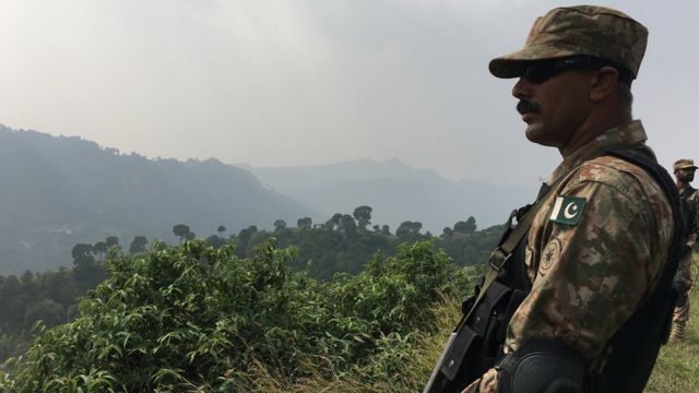 नियंत्रण रेखा के पास तैनात पाकिस्तानी सैनिक
