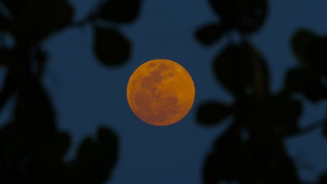 Desde la ciudad brasileña de Río de Janeiro la luna apareció casi naranja en un momento.
