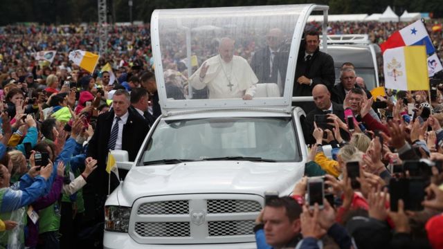 Папа Франциск в "папамобиле"
