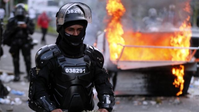 Polic'ia durante las protestas en Bogotá