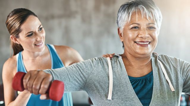 Mujer ejercitando con pesas