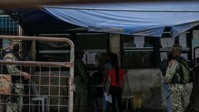 Militares ecuatorianos en la puerta del penal del litoral