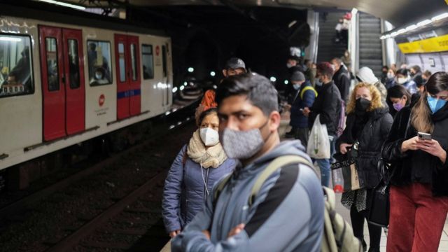 Pasajeros con mascarilla esperan el tren en Barcelona