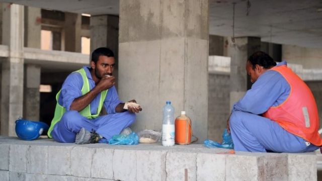 कतर में एक कंस्ट्रक्शन मजदूर