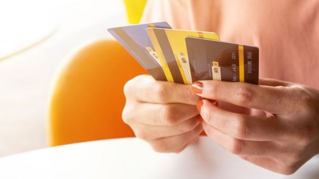 Mujer con tarjetas de crédito