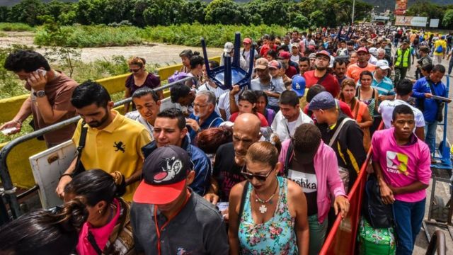 Venezolanos ingresando en Colombia.