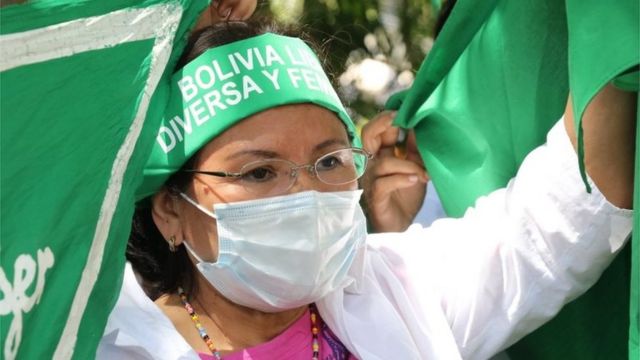 Mulher protesta em hospital boliviano
