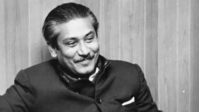 শেখ মুজিবুর রহমান। স্বাধীনতার পর ১৯৭২ সালে বিবিসি বাংলাকে সাক্ষাৎকার দেবার সময় তোলা ছবি।