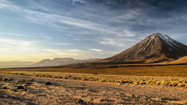 The landscapes of the Atacama desert attract many tourists thirsty for adventure.