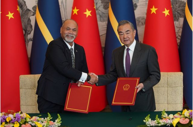 2月24日，中国外交部长王毅（右）与瑙鲁外交贸易部长安格明在北京签署公报，宣布中国与瑙鲁复交。