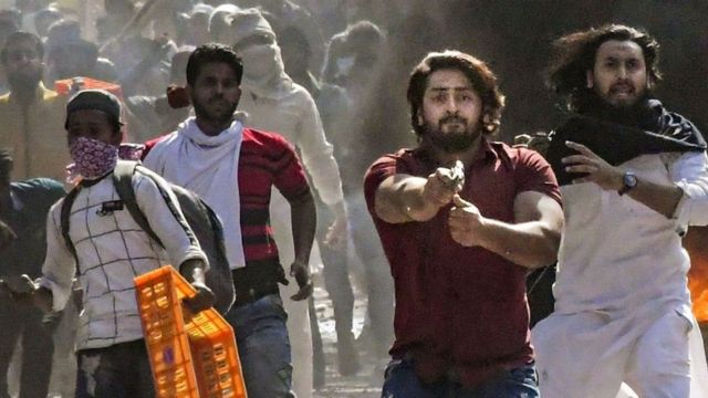 ఫిబ్రవరి 24న మౌజ్పూర్ సమీపంలో ఓ వ్యక్తి పోలీసుపై పిస్టల్ గురిపెట్టారు