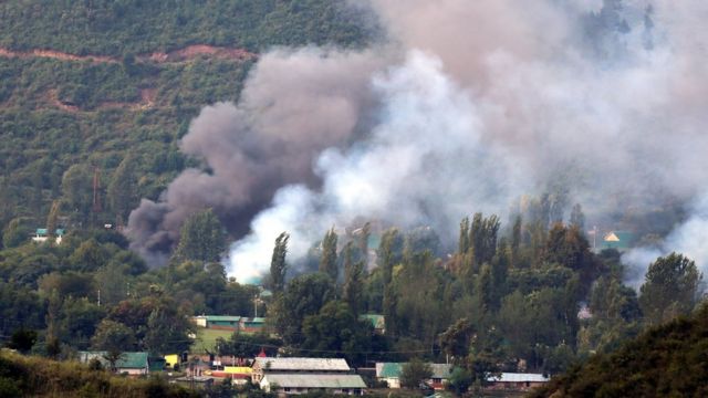 भारत प्रसाशित कश्मीर के उड़ी में सेना के शिविर पर हमले के बाद वहां से उठता धुंआ.