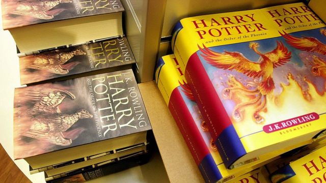 "Гарри Поттер и Орден феникса". Слева - взрослая обложка, справа - детская