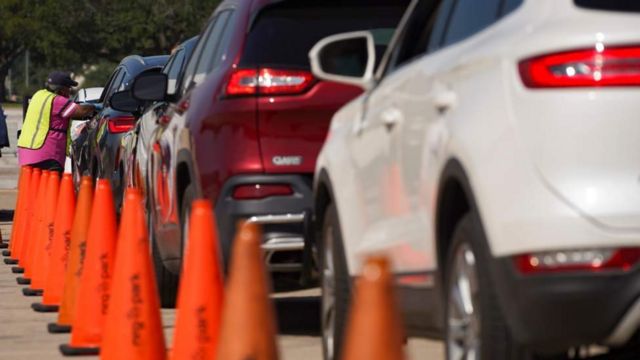 Centro de votación drive trhough en texas