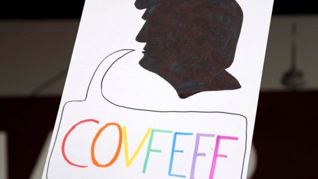 Un dibujo con una silueta del rostro de Donald Trump y la palabra "covfefe", en alusión a un famoso error que el mandatario cometió en un tuit