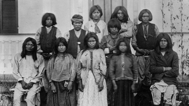 Estados Unidos reconoce más de 500 muertes en 19 escuelas para niños  indígenas similares a las de Canadá - BBC News Mundo
