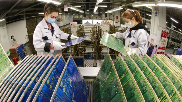 台湾与中国大陆的科技产业经济关系千丝万缕，比如这家在中国大陆的电路板工厂，就是台资企业(photo:BBC)