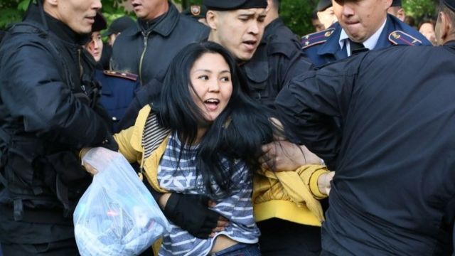 Kazakh police officers detain opposition protesters in Almaty on May 1, 2019. - Dozens of protesters opposed to Kazakhstan"s authoritarian regime were arrested by police in the largest city Almaty on Wednesday after decrying a snap election critics liken to a succession plan.