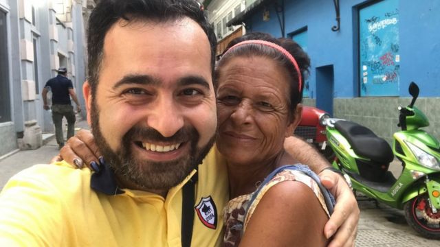 Gadzhiev ze starszą kobietą na ulicach Hawany, stolicy Kuby