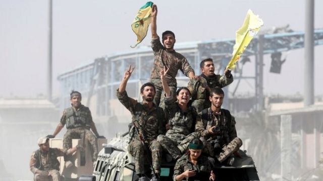 Rakka'daki YPG kökenli SDF güçleri